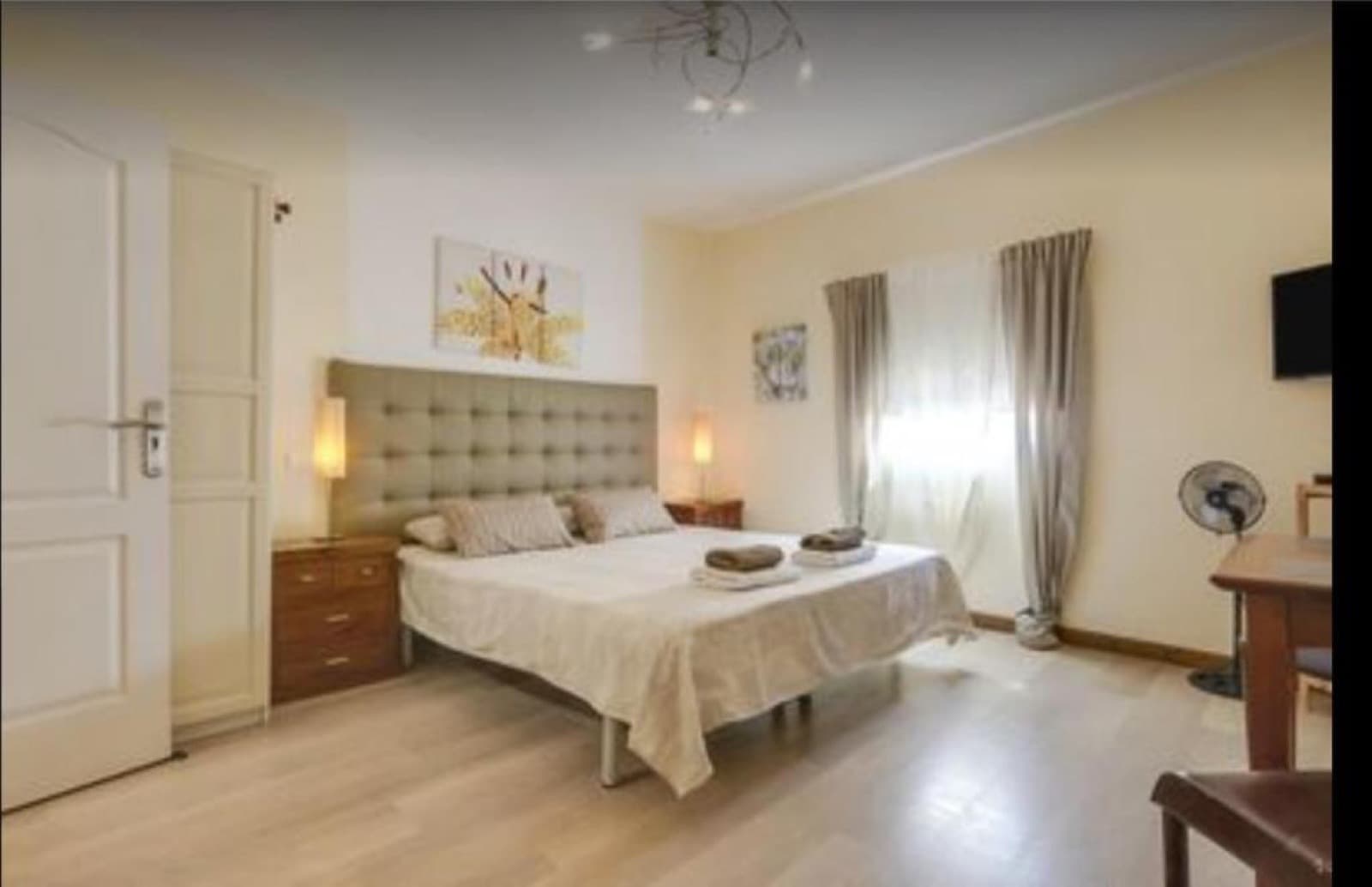 Heller Wohn- und Schlafbereich mit Doppelbett